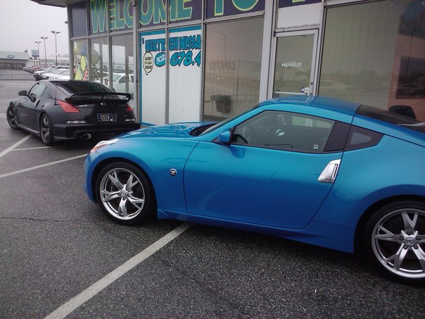 old car in front (2008 nismo =) new car mb 09 370