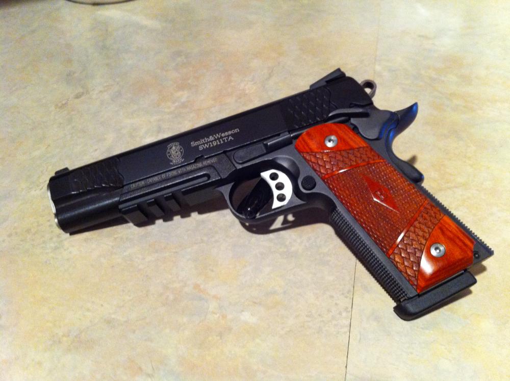 Smith & Wesson 1911 w/ light rail (SW1911TA) .45 ACP