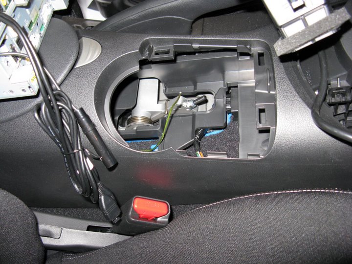 025
Tip of coat hanger used to pull wires through center console