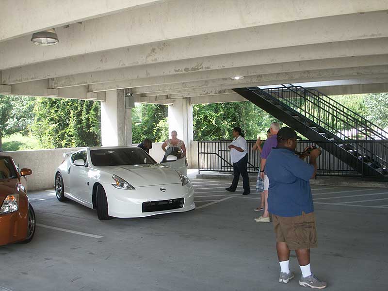 roplusbee checking out the new 2010 NISMO