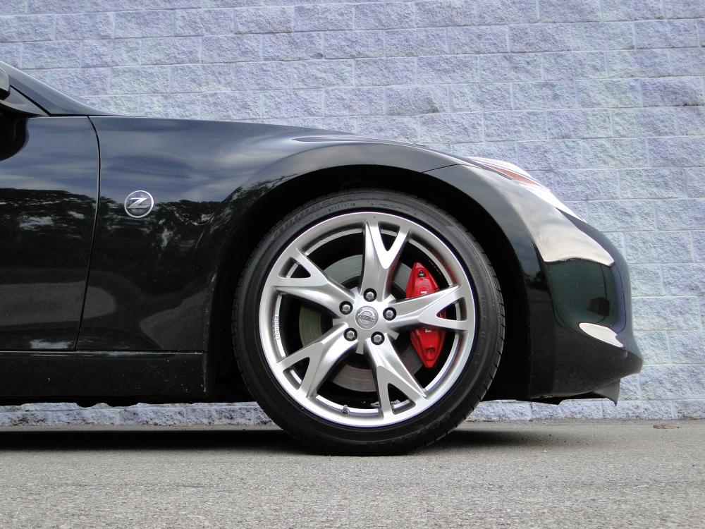 Sport brakes in bright red with silver letters