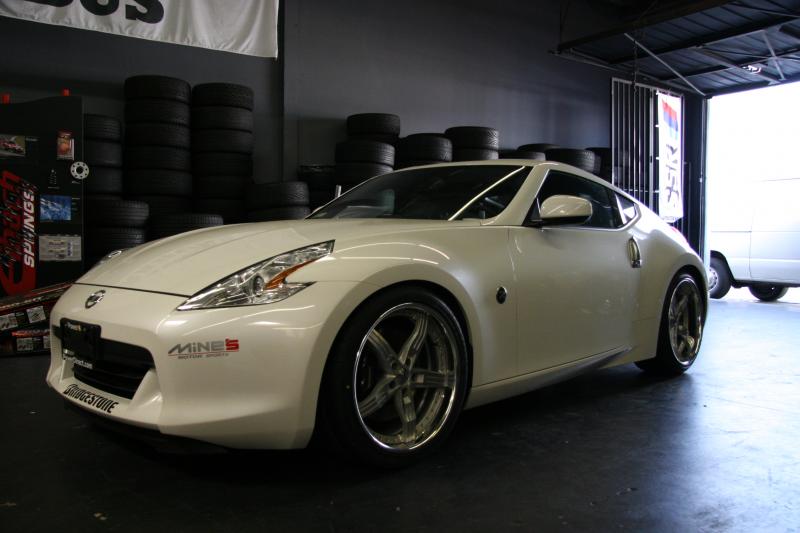 Venaci VS124 on white 370Z